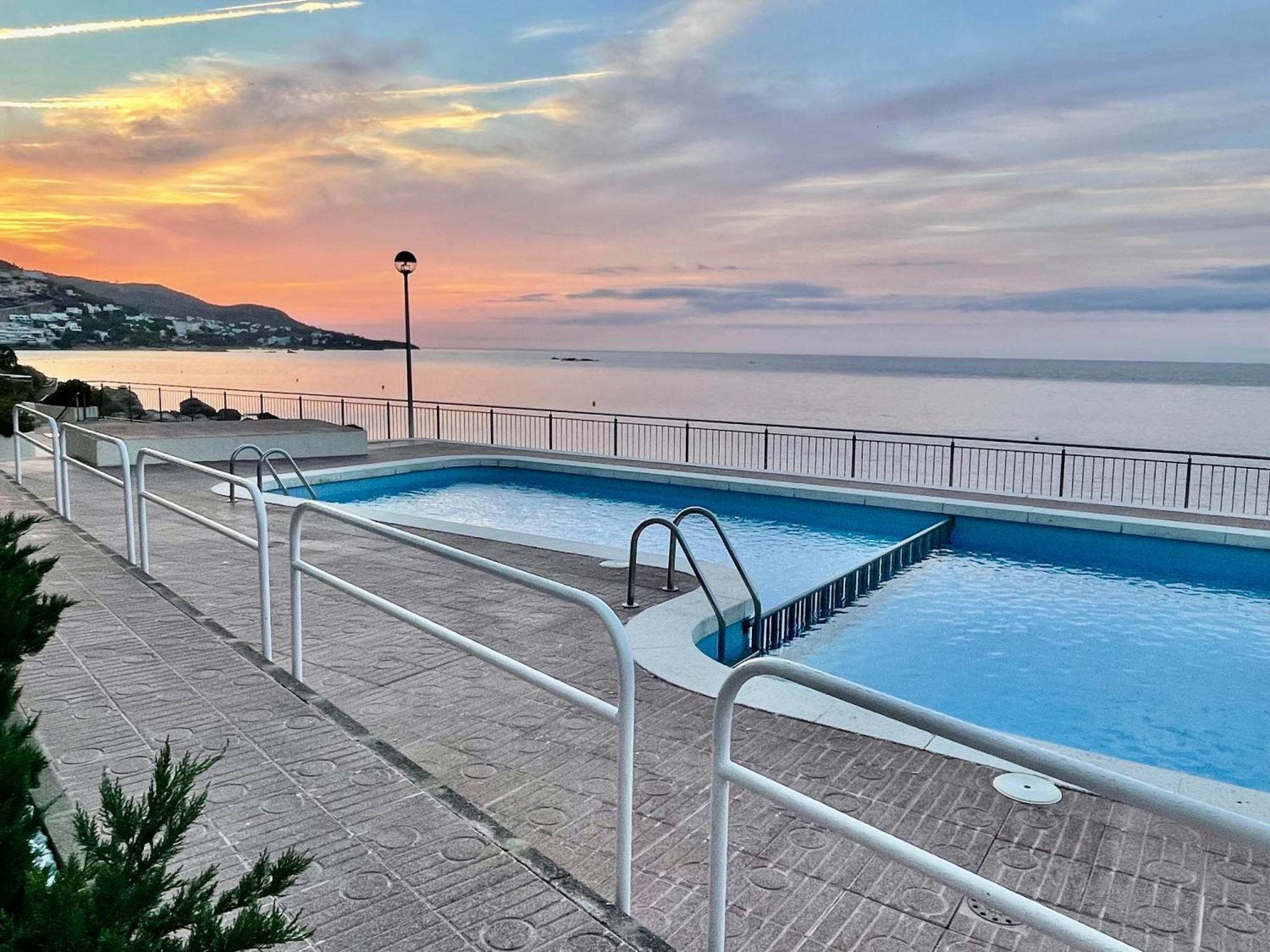 Magnifique Appartement En Front De Mer, Caneylles Росес Екстериор снимка
